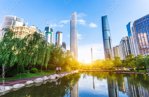 Foto modern office buildings near river in midtown of guangzhou