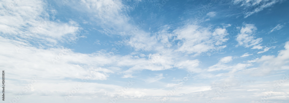 Naklejka premium Niebo i chmury tropikalna panorama