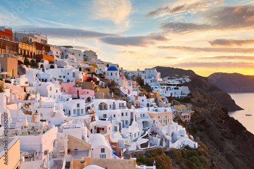 Fototapet View of Oia village on Santorini island in Greece.