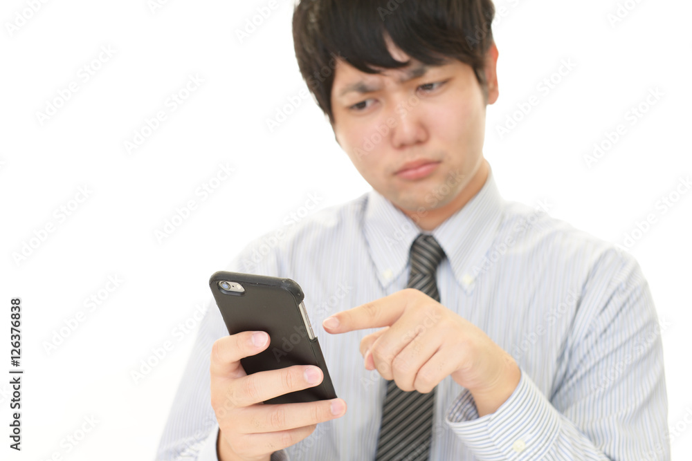 スマートフォンを持つビジネスマン スマートフォンを持つビジネスマン