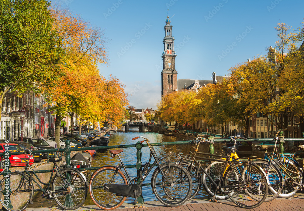 Naklejka premium Kanał Amsterdamski i Westerkerk