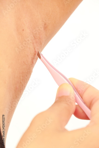 women plucking her armpit hair