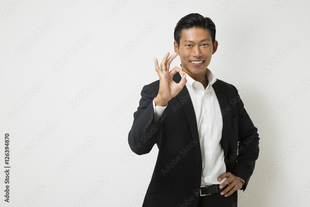 OKサインを出すビジネスマン OKサインを出すビジネスマン