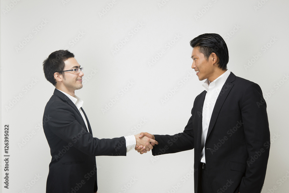 握手するビジネスパーソン 握手するビジネスパーソン