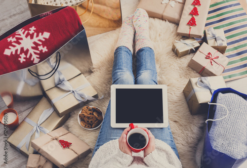 Fotografie Woman shopping online with a credit card