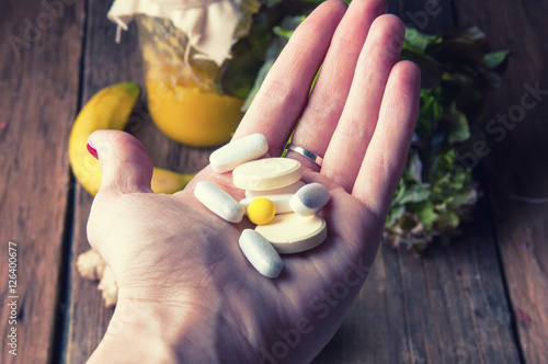 Choice between vitamins from supplements or from vegetables and fruits