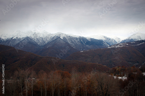 Туманные Кавказские горы в регионе Сочи, Краснодарский край, Россия