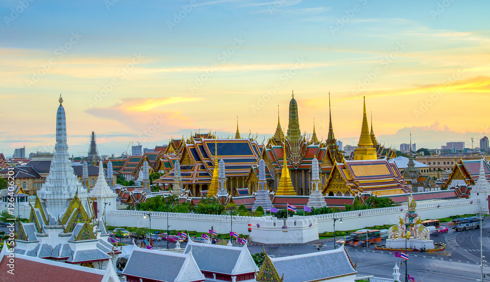 Naklejka premium Grand Palace i Wat phra Keaw o zachodzie słońca bangkok, Thailand. Piękny punkt orientacyjny Tajlandii. Świątynia Szmaragdowego Buddy.