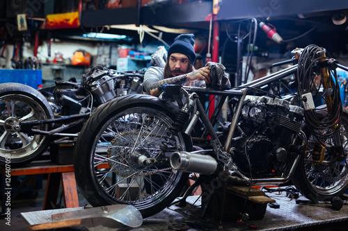 Repairing custom bike © pressmaster