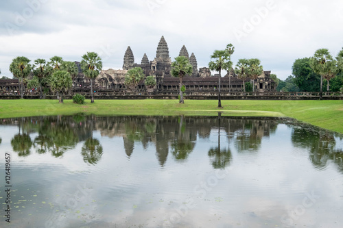 Angkor Wat © todsaporn