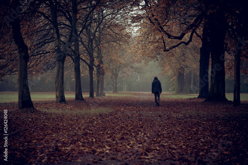 Mann läuft allein durch Herbstwald