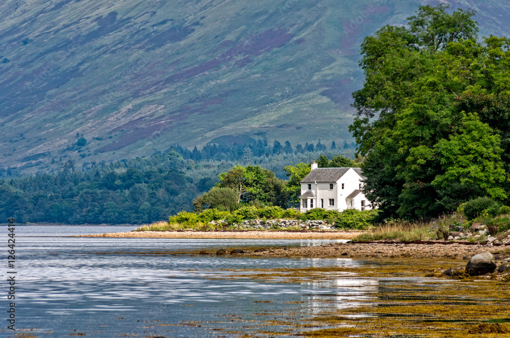 Naklejka premium White house on Loch side