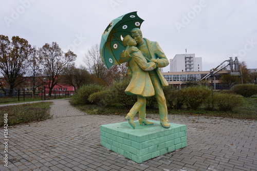 памятник женщина мужчина зонт