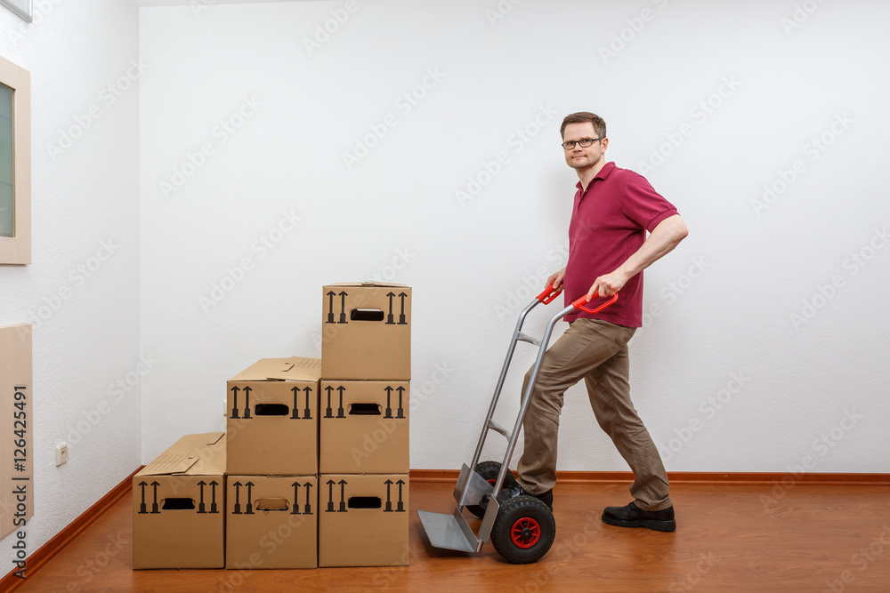 Mann schiebt eine Sackkarre Mann schiebt eine Sackkarre