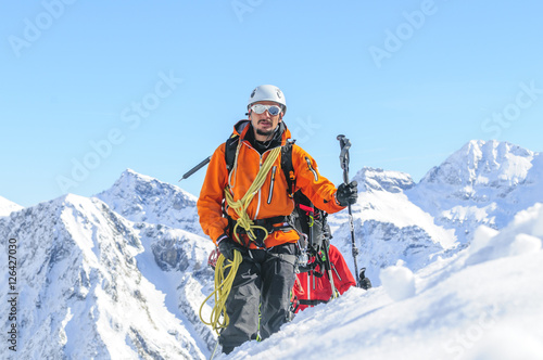 Bergführer führt seine Seilschaft im Hochgebirge