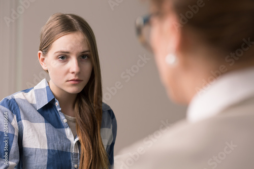 Tableau sur toile Sad and depressed teenager at psychologist