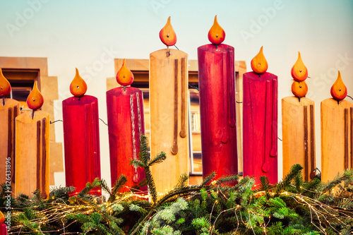 Weihnachtliche Dekoration auf einer Hütte des Stuttgarter Weihnachtsmarkts