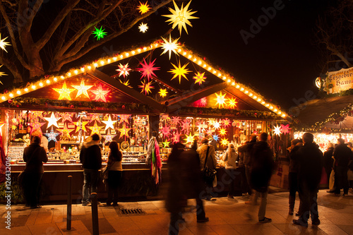 Weihnachtliche Hütten und Verkaufsstände des Stuttgarter Weihnachtsmarkt 