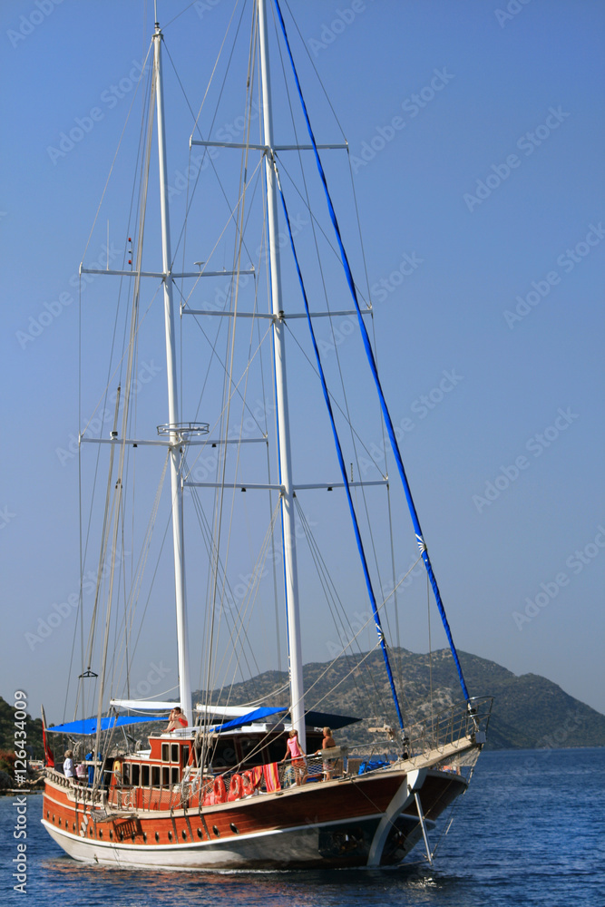 Fototapeta premium Парусная яхта без парусов в Эгейском море