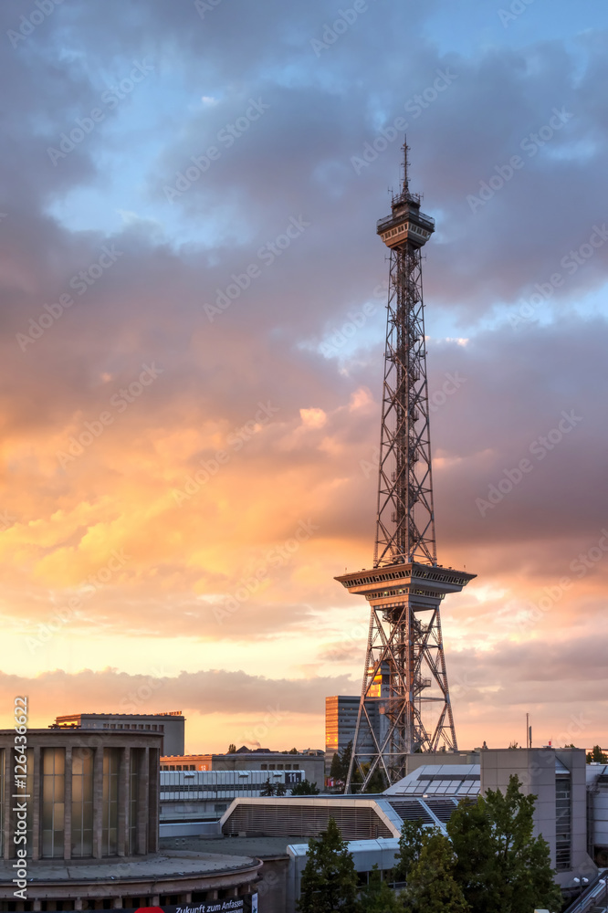 Obraz premium Berlińska wieża radiowa w centrum wystawowym Charlottenburg