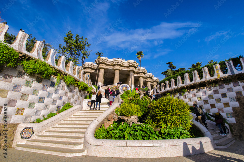 Fototapeta premium Park Guell w Barcelonie, Hiszpania. Szczegóły schodów salamandra.