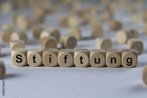 Stiftung - Holzwürfel mit Buchstaben