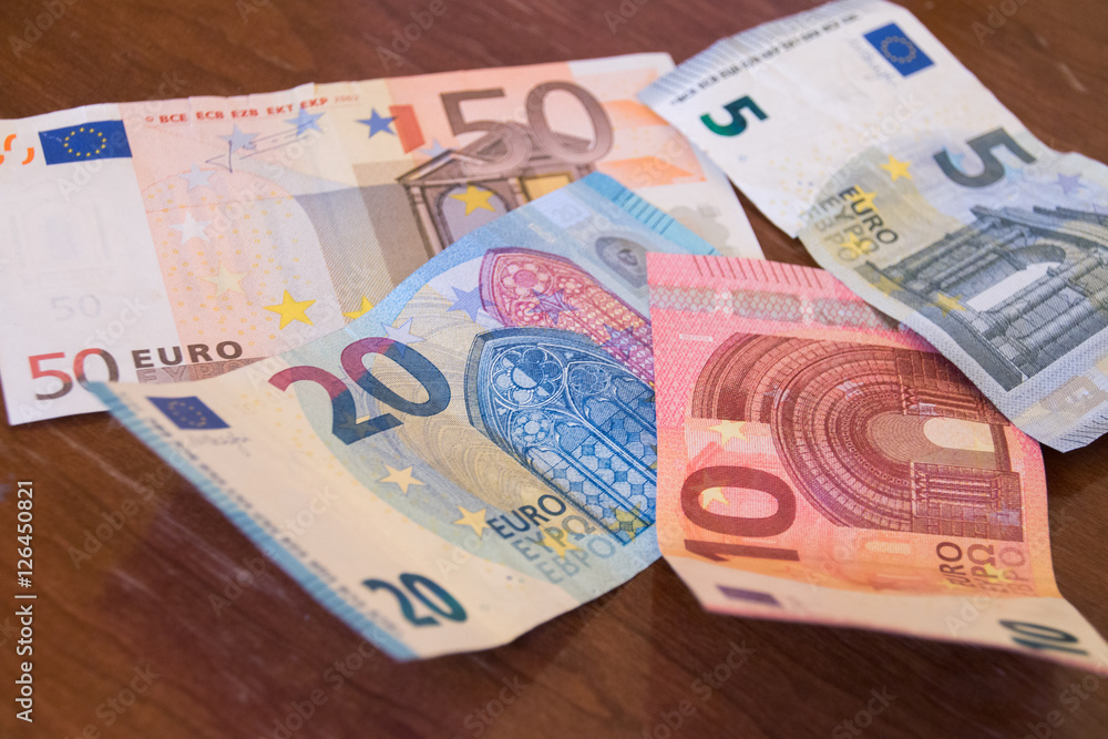 ベッドシーツの上に無造作に置かれたユーロ紙幣 お金と生活 ヨーロッパ旅行の光景 Stock Photo Adobe Stock