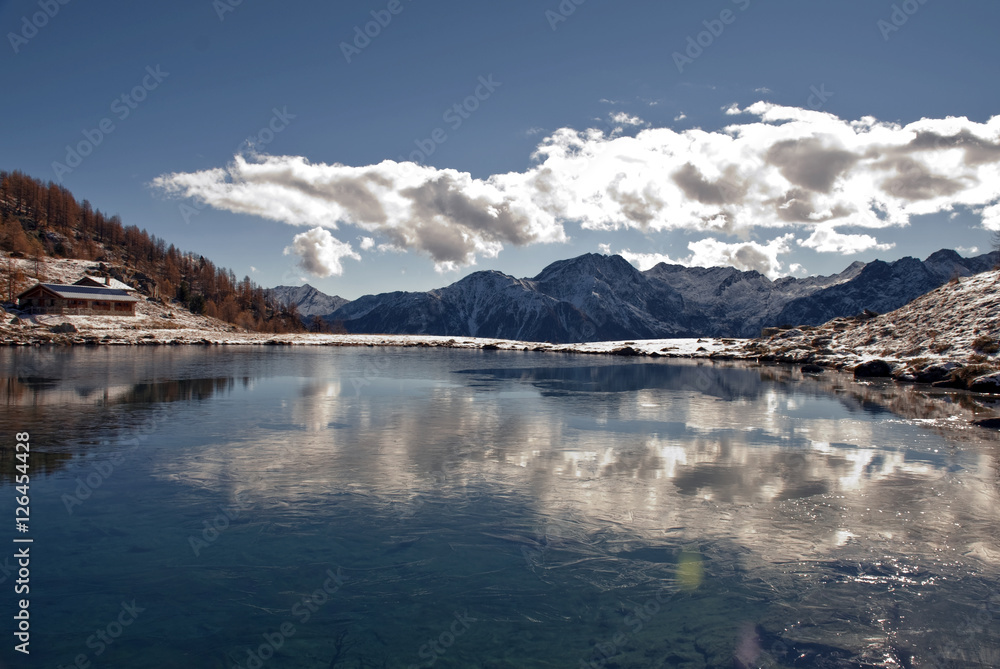 in una fredda giornata invernale,il ghiaccio fa la sua comparsa sulle acque del lago .