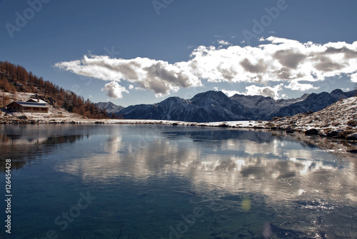 Fototapeta Naklejka Na Ścianę i Meble -  in una fredda giornata invernale,il ghiaccio fa la sua comparsa sulle acque del lago .
