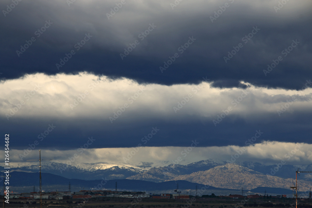 Montañas y nubes