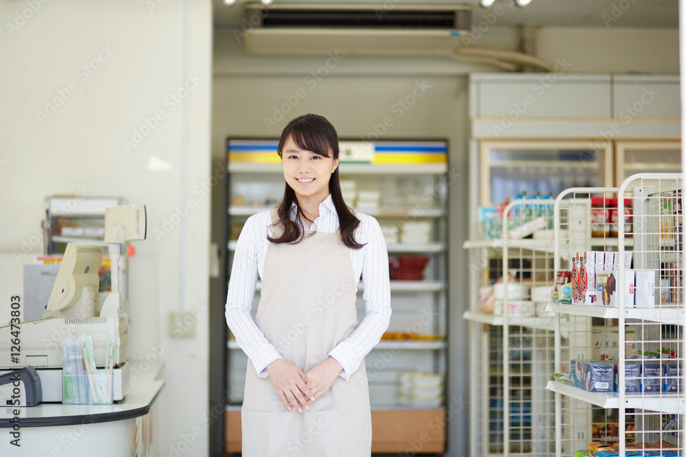 Obraz premium 店で働くスタッフ 