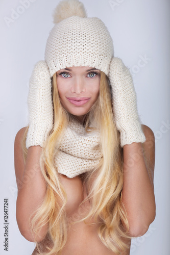 Obraz na płótnie Blonde sexy woman in cap. w salonie