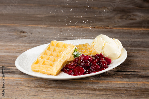Foto Waffeln mit heißen Kirschen und Eis