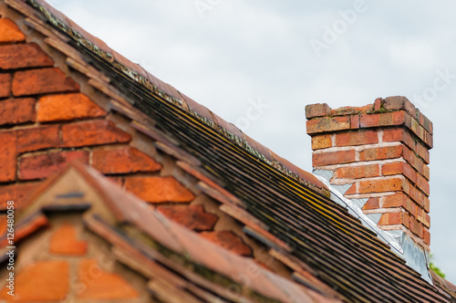Stampa su tela Damaged chimney needs repair old rooftop building exterior
