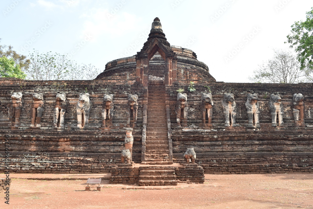 Fototapeta premium Wat chang rob ,Sukhothai art around the age of 700 years,Kamphaeng Phet Northern Thailand.