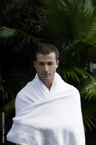 Obraz na płótnie man wrapped in towel w salonie