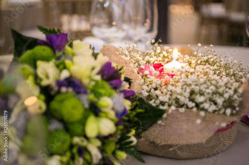 Centro de mesa de flores con vela