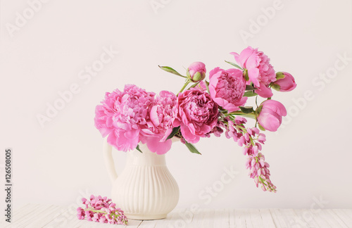 Fototapeta Naklejka Na Ścianę i Meble -  Peony flowers in vase on white background