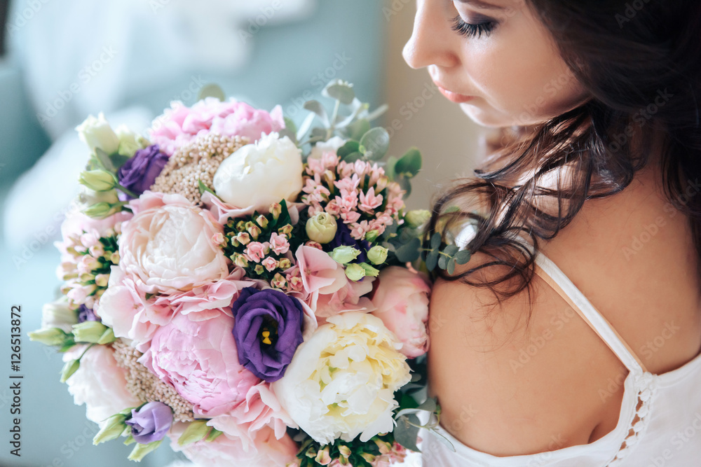 Naklejka premium bride holding a bouquet of flowers in rustic style, wedding