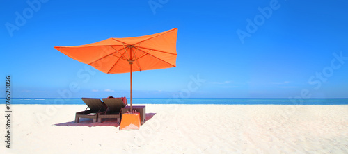 Bilde på lerret Plage avec parasol orange