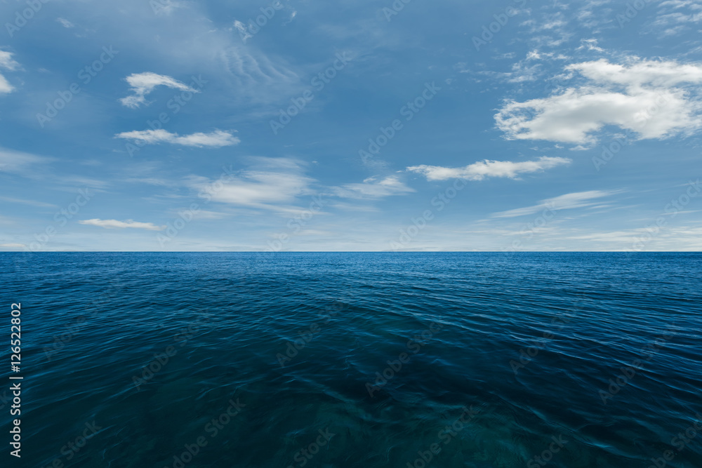 Naklejka premium Blue sea and perfect sky