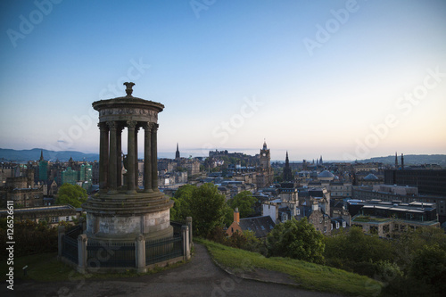 Edinburgh-Stadt und Schloss, Schottland, angesehen von Calton-Hügel