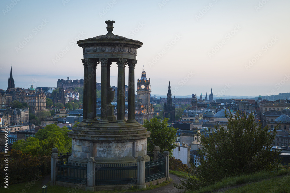 Edinburgh-Stadt und Schloss, Schottland, angesehen von Calton-Hügel