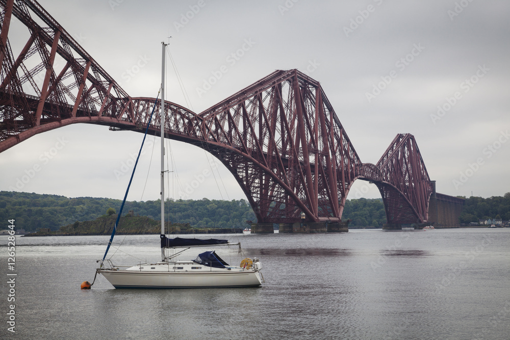 Obraz premium Forth Rail Bridge und Firth of Forth in der Nähe von Edinburgh, Schottland