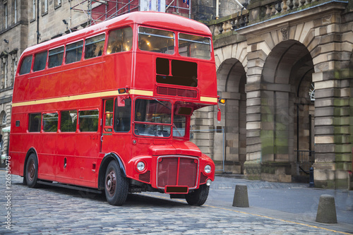 Historischer  Doppeldecker Tour Bus auf der Royal Mile in Edinburgh, Schottland