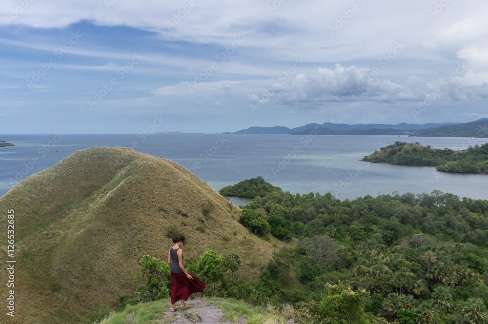 Touriste en haut des collines, Labuan Bajo, Flores, Indonésie