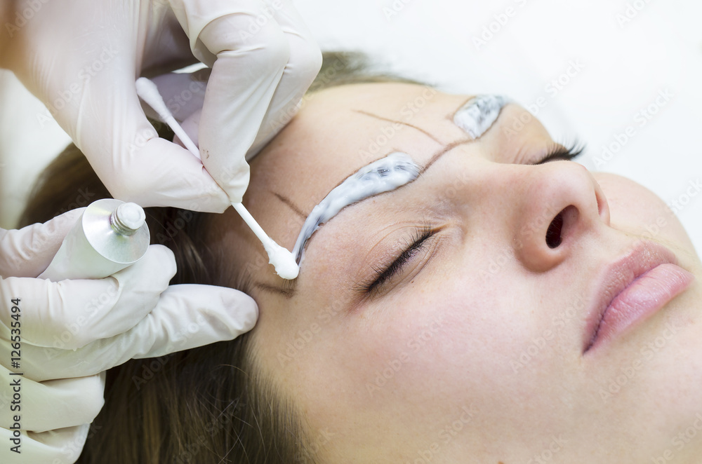Mikrobleyding eyebrows workflow in a beauty salon Mikrobleyding eyebrows workflow in a beauty salon