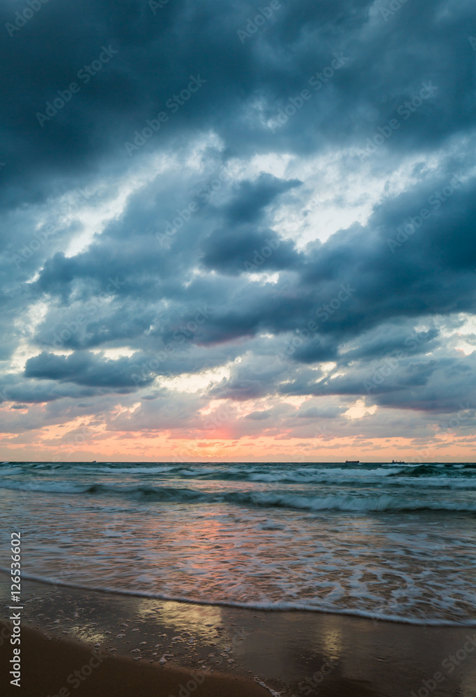 Obraz premium sea waves on the sunset background