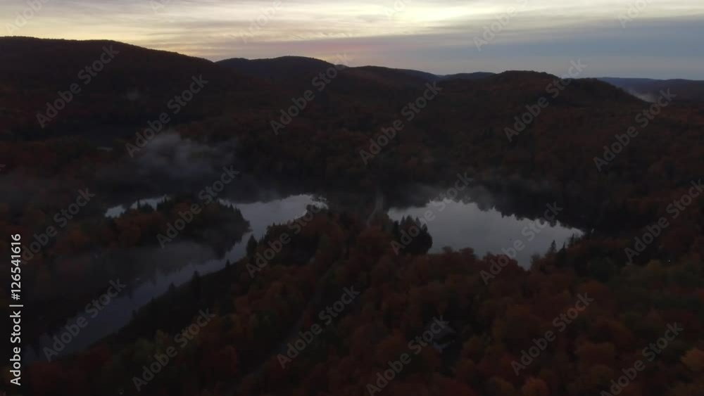 Lac brumeux dans les lorentides Lac brumeux dans les lorentides