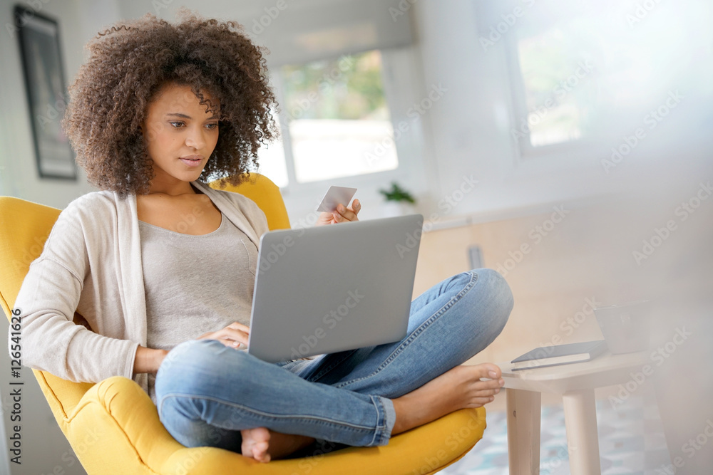 Красивая девушка за компом. Girli певица. Cougar женщина. Met she on internet. Met she on internet.